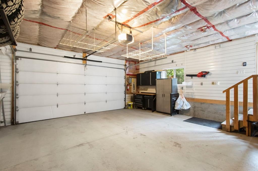 10504 Spadina Drive Sw, Calgary, AB - Indoor Photo Showing Garage