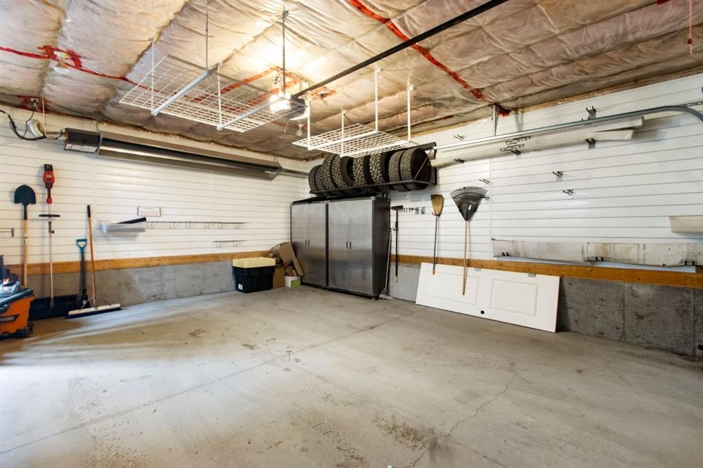 10504 Spadina Drive Sw, Calgary, AB - Indoor Photo Showing Garage