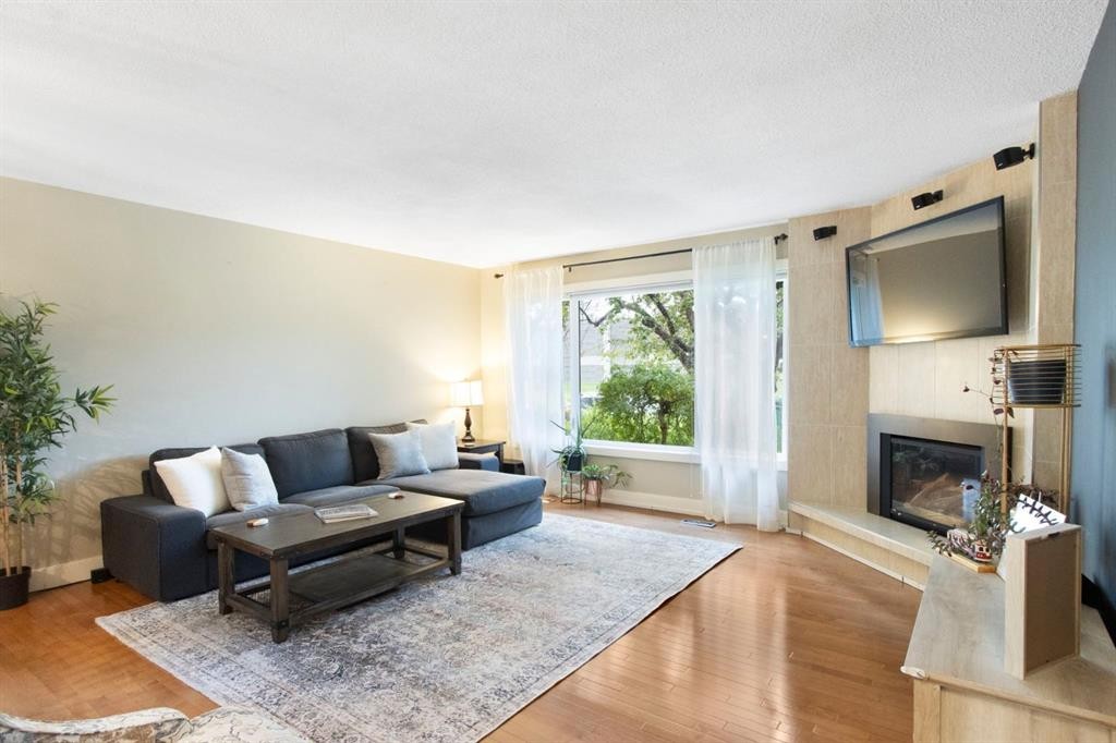 10504 Spadina Drive Sw, Calgary, AB - Indoor Photo Showing Living Room With Fireplace