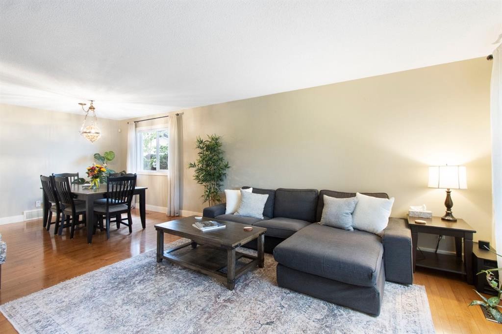 10504 Spadina Drive Sw, Calgary, AB - Indoor Photo Showing Living Room