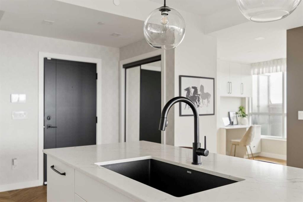 717-8505 Broadcast Avenue Sw, Calgary, AB - Indoor Photo Showing Kitchen