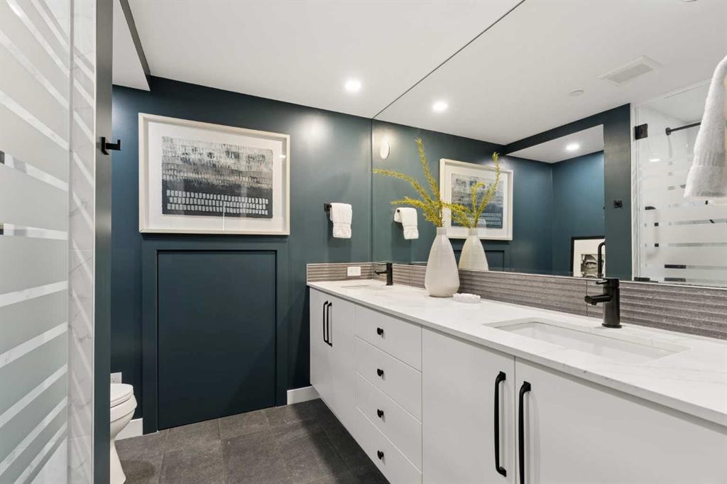 717-8505 Broadcast Avenue Sw, Calgary, AB - Indoor Photo Showing Bathroom