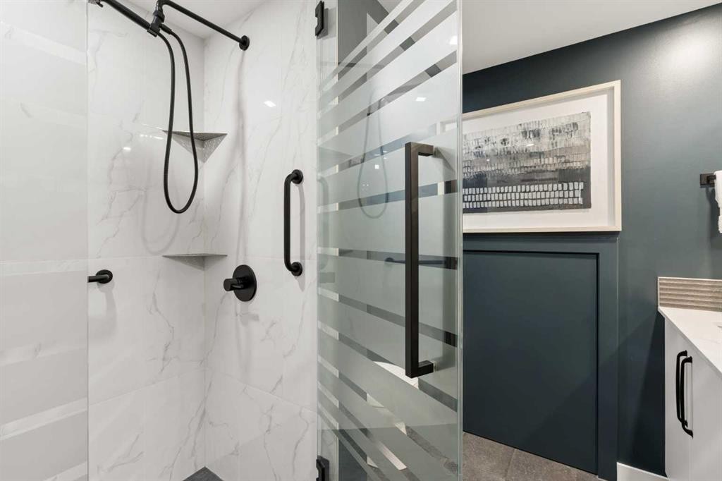 717-8505 Broadcast Avenue Sw, Calgary, AB - Indoor Photo Showing Bathroom