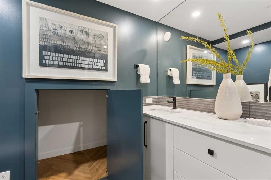 717-8505 Broadcast Avenue Sw, Calgary, AB - Indoor Photo Showing Bathroom