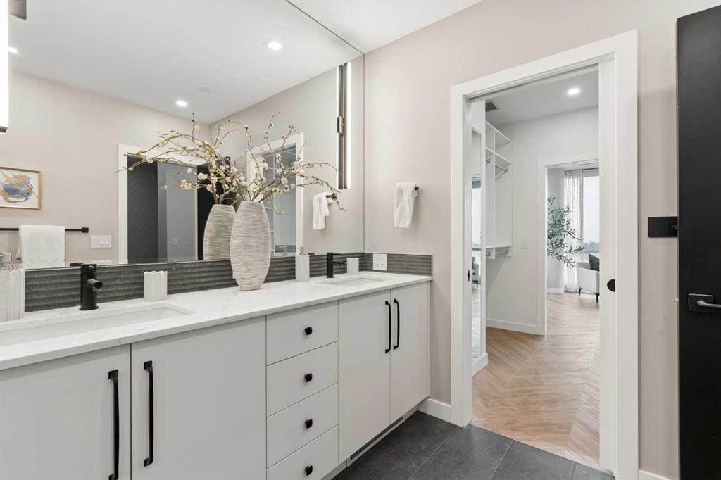 717-8505 Broadcast Avenue Sw, Calgary, AB - Indoor Photo Showing Bathroom