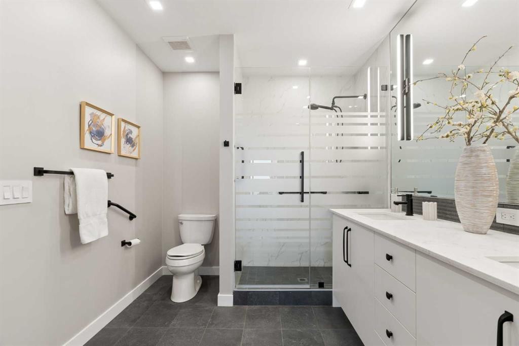 717-8505 Broadcast Avenue Sw, Calgary, AB - Indoor Photo Showing Bathroom
