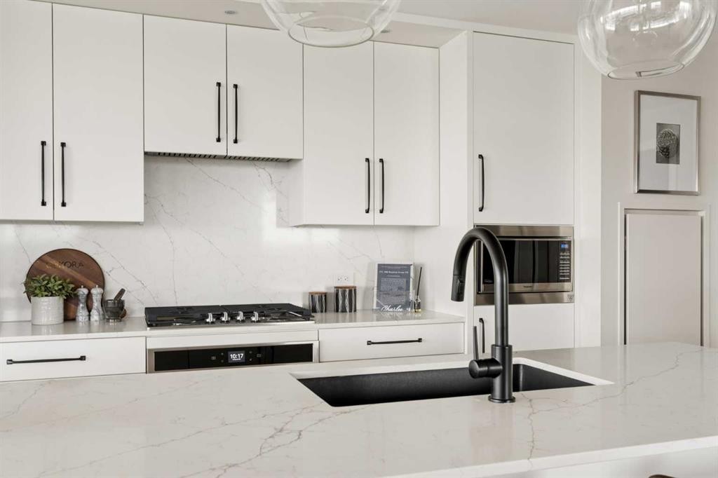 717-8505 Broadcast Avenue Sw, Calgary, AB - Indoor Photo Showing Kitchen With Upgraded Kitchen