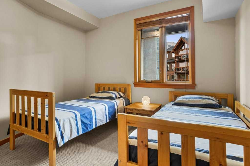 202-505 Spring Creek Drive, Canmore, AB - Indoor Photo Showing Bedroom