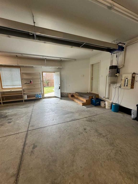22 Julia Place, Didsbury, AB - Indoor Photo Showing Garage