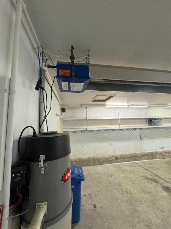 22 Julia Place, Didsbury, AB - Indoor Photo Showing Garage