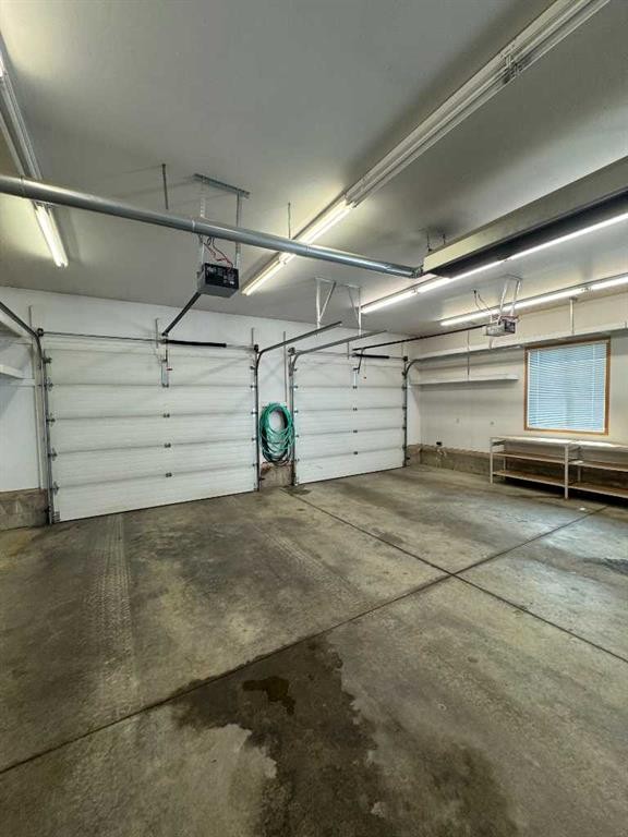 22 Julia Place, Didsbury, AB - Indoor Photo Showing Garage