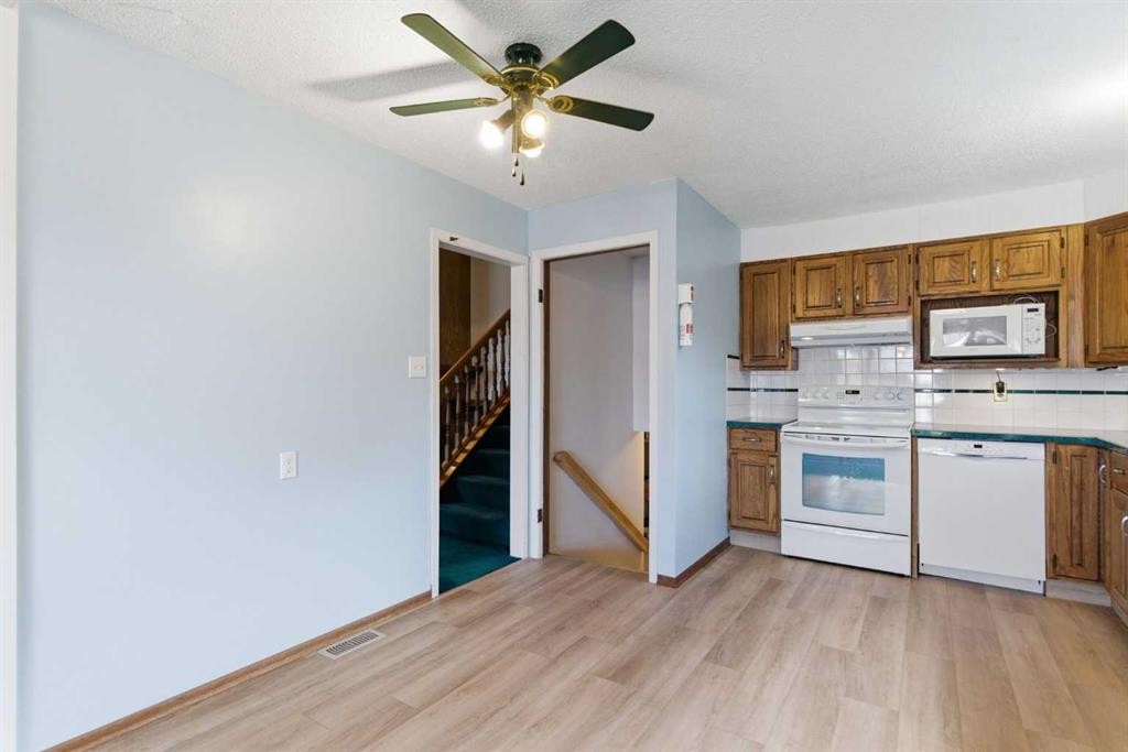 19 Templevale Way Ne, Calgary, AB - Indoor Photo Showing Kitchen