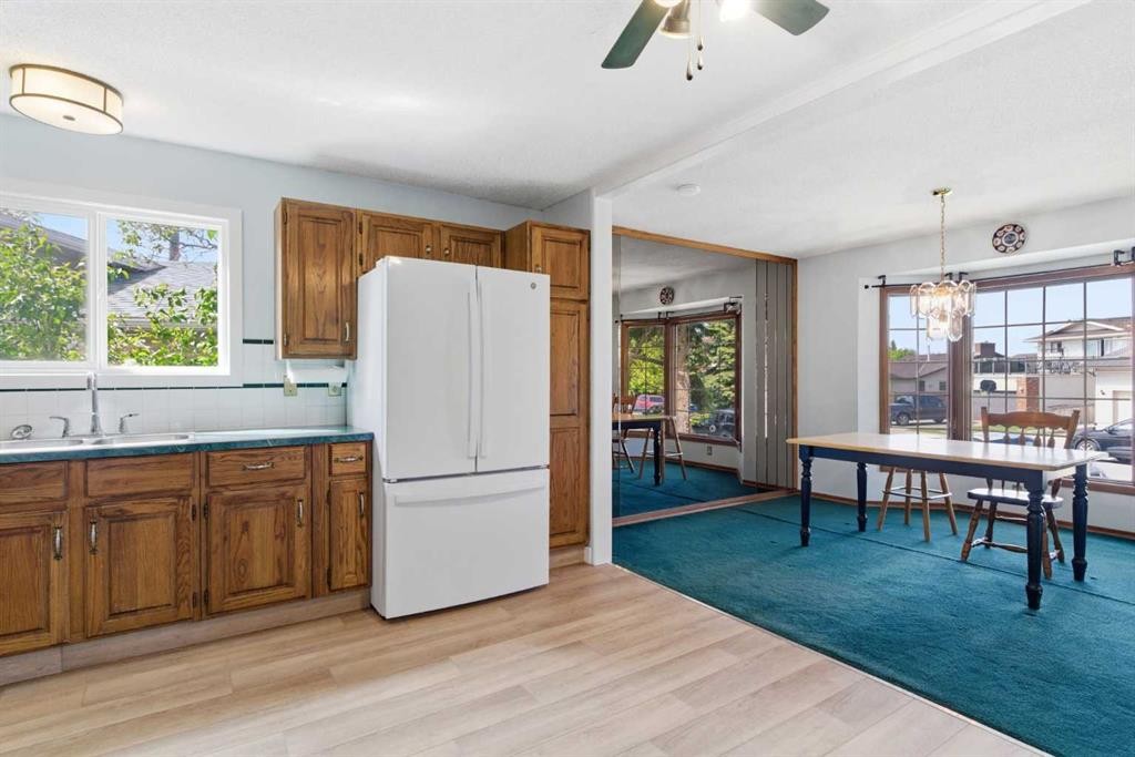 19 Templevale Way Ne, Calgary, AB - Indoor Photo Showing Kitchen