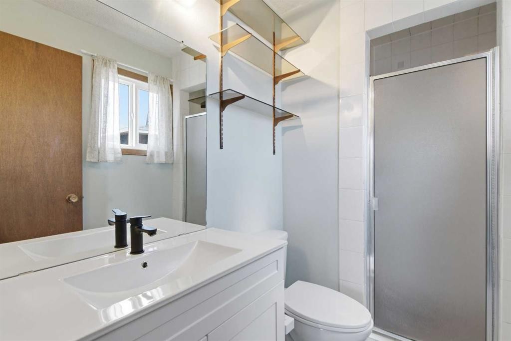 19 Templevale Way Ne, Calgary, AB - Indoor Photo Showing Bathroom