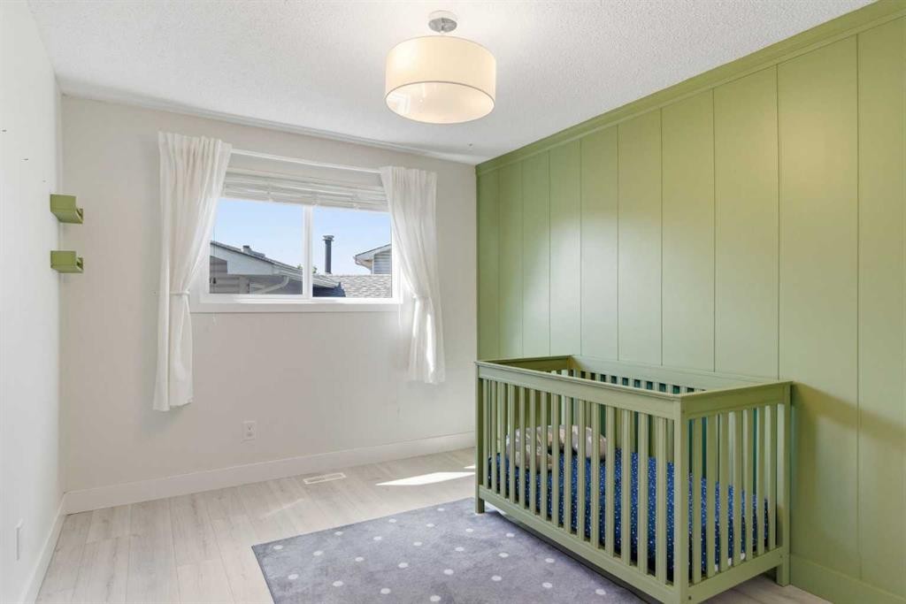 19 Templevale Way Ne, Calgary, AB - Indoor Photo Showing Bedroom