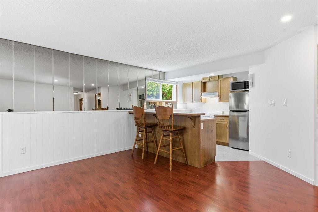 19 Templevale Way Ne, Calgary, AB - Indoor Photo Showing Kitchen