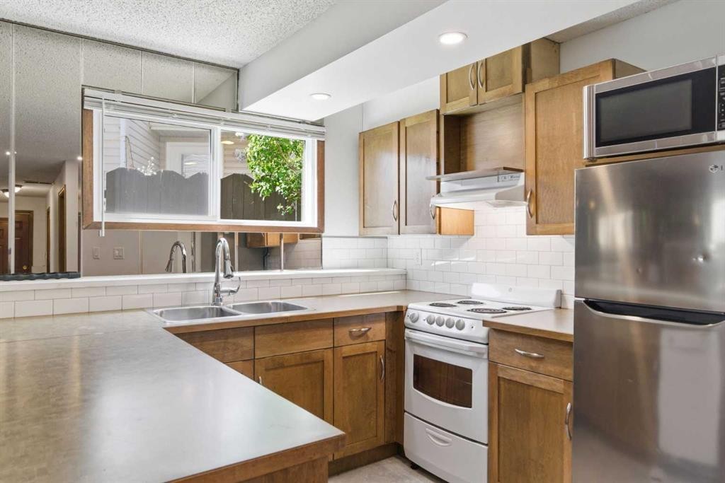 19 Templevale Way Ne, Calgary, AB - Indoor Photo Showing Kitchen With Double Sink