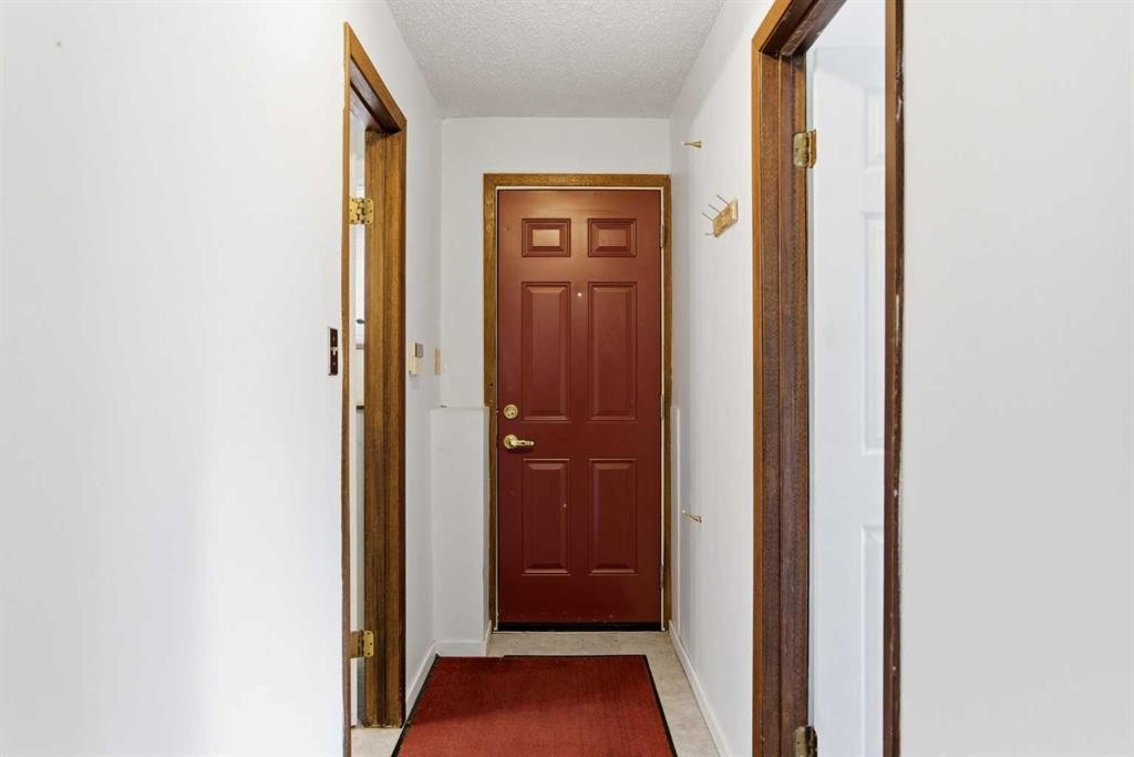 19 Templevale Way Ne, Calgary, AB - Indoor Photo Showing Other Room