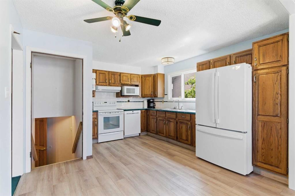19 Templevale Way Ne, Calgary, AB - Indoor Photo Showing Kitchen