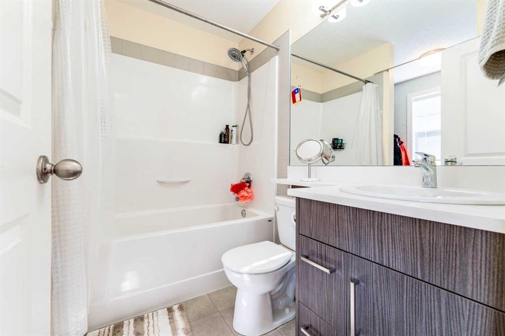 1402 Jumping Pound Common, Cochrane, AB - Indoor Photo Showing Bathroom
