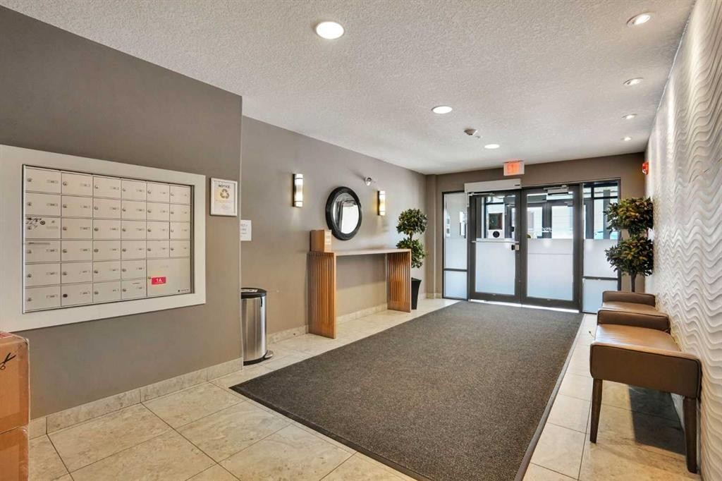 201-10 Westpark Link Sw, Calgary, AB
