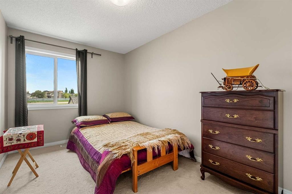 249 Elgin Meadows Park Se, Calgary, AB - Indoor Photo Showing Bedroom