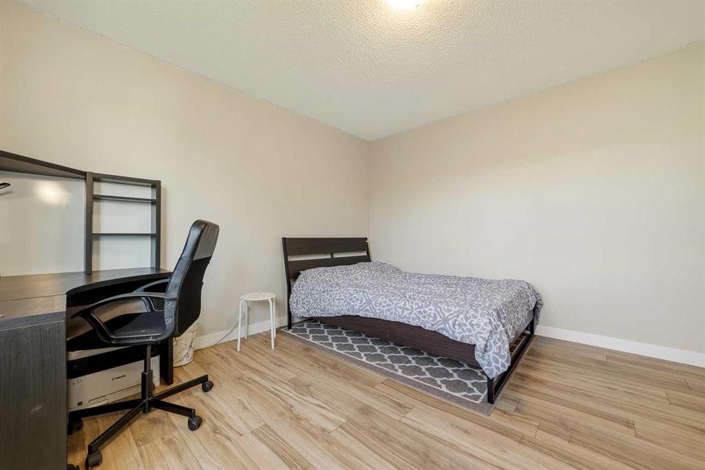 10 Trent Road West, Lethbridge, AB - Indoor Photo Showing Bedroom