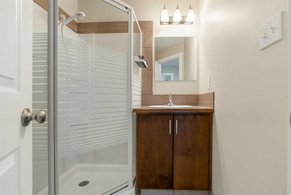10 Trent Road West, Lethbridge, AB - Indoor Photo Showing Bathroom