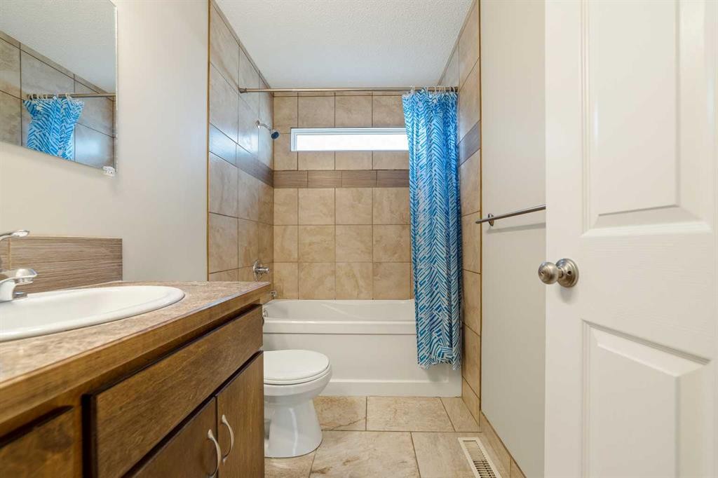 10 Trent Road West, Lethbridge, AB - Indoor Photo Showing Bathroom
