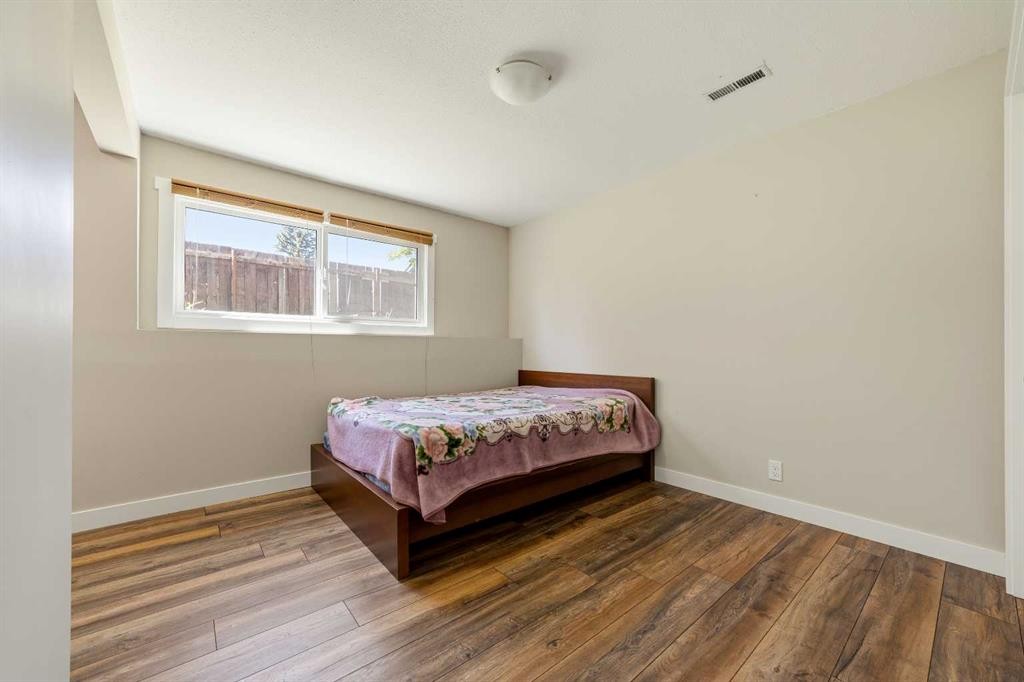 10 Trent Road West, Lethbridge, AB - Indoor Photo Showing Bedroom