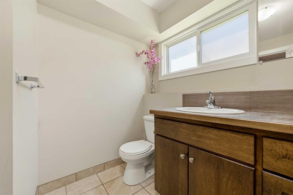 10 Trent Road West, Lethbridge, AB - Indoor Photo Showing Bathroom