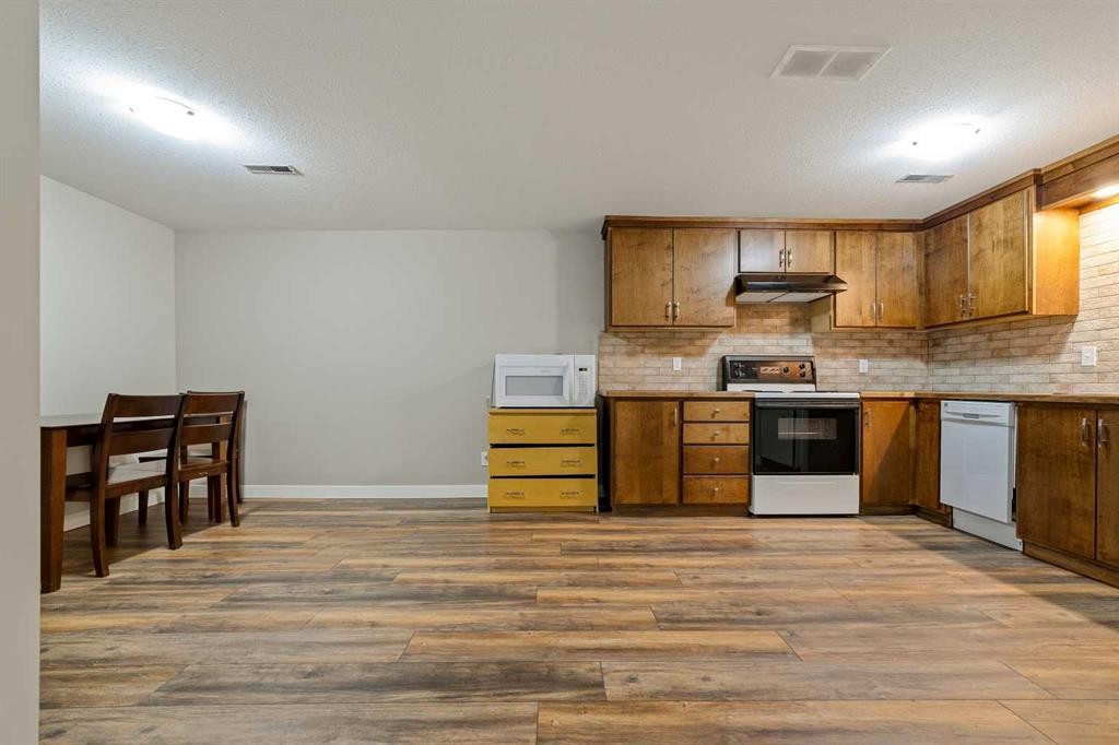 10 Trent Road West, Lethbridge, AB - Indoor Photo Showing Kitchen