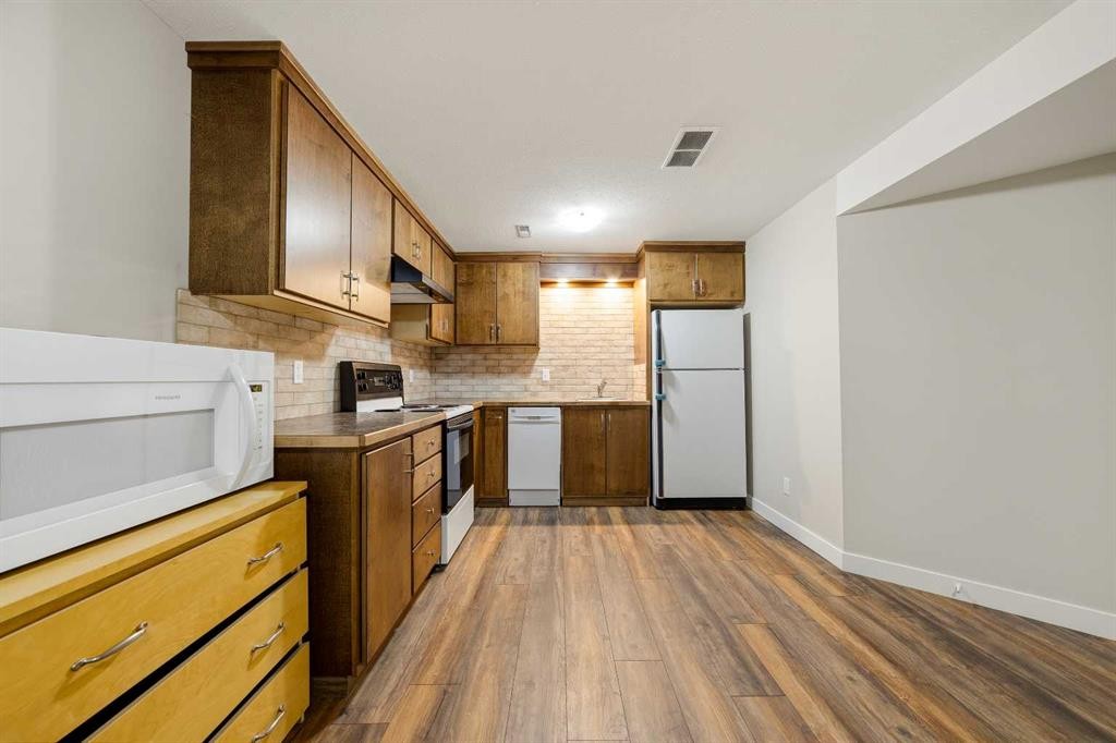10 Trent Road West, Lethbridge, AB - Indoor Photo Showing Kitchen