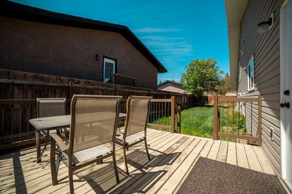 10 Trent Road West, Lethbridge, AB - Outdoor With Deck Patio Veranda