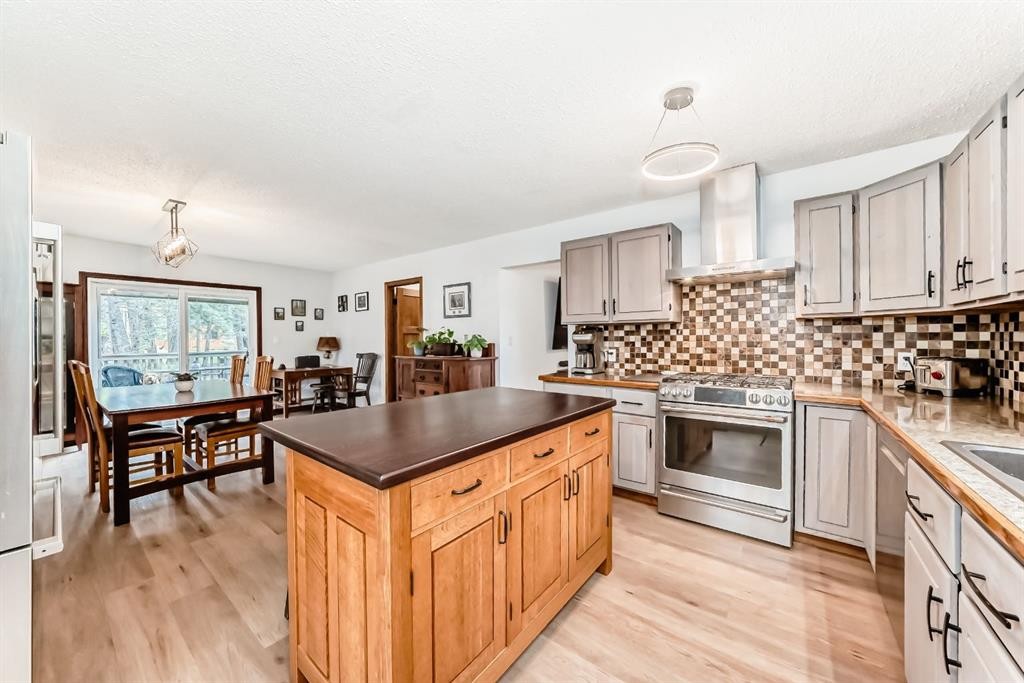 2 Wolf Close, Rural Rocky View County, AB - Indoor Photo Showing Kitchen With Double Sink