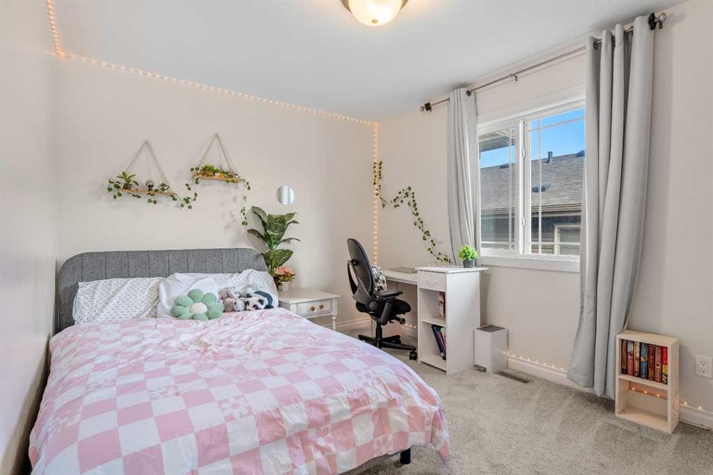 58 Sage Hill Heights Nw, Calgary, AB - Indoor Photo Showing Bedroom