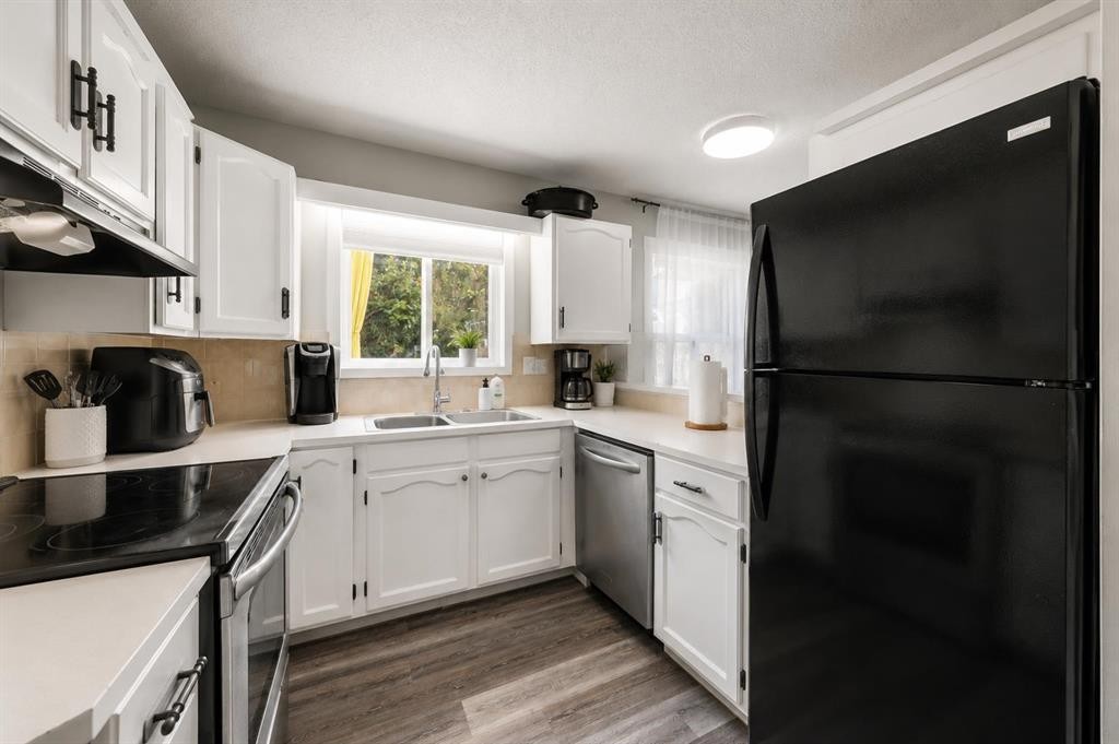 107 Mission Road Sw, Calgary, AB - Indoor Photo Showing Kitchen