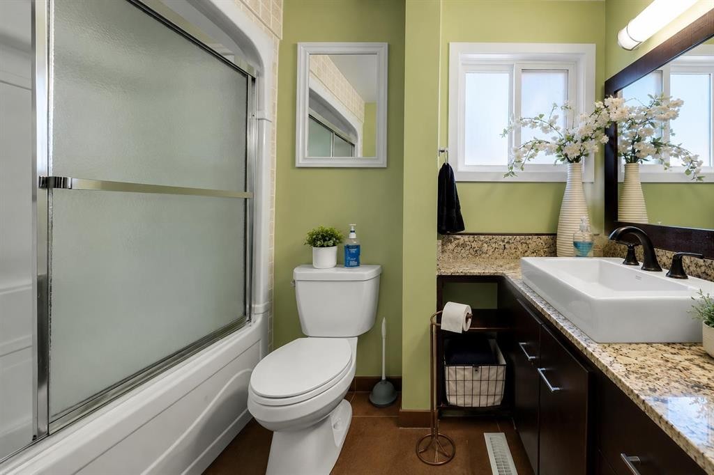 107 Mission Road Sw, Calgary, AB - Indoor Photo Showing Bathroom