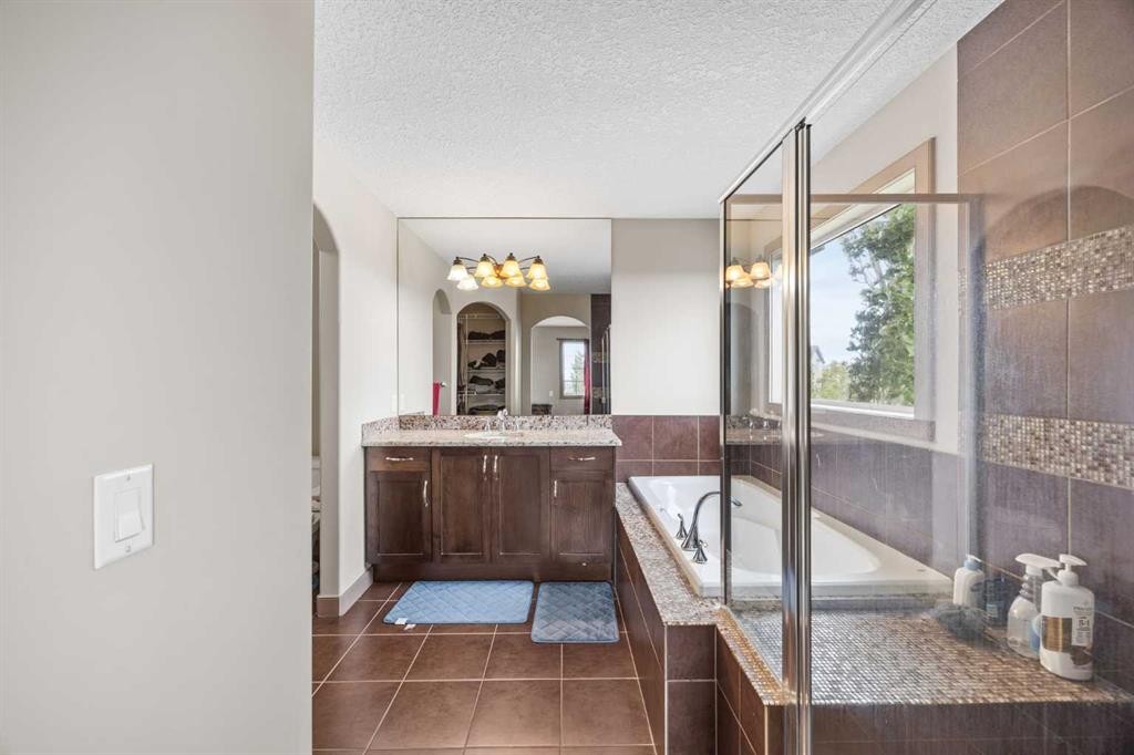 282 Pantego Terrace Nw, Calgary, AB - Indoor Photo Showing Bathroom