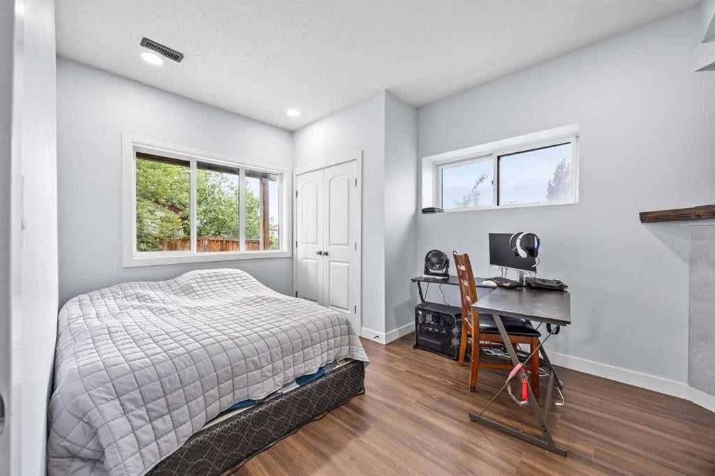 282 Pantego Terrace Nw, Calgary, AB - Indoor Photo Showing Bedroom