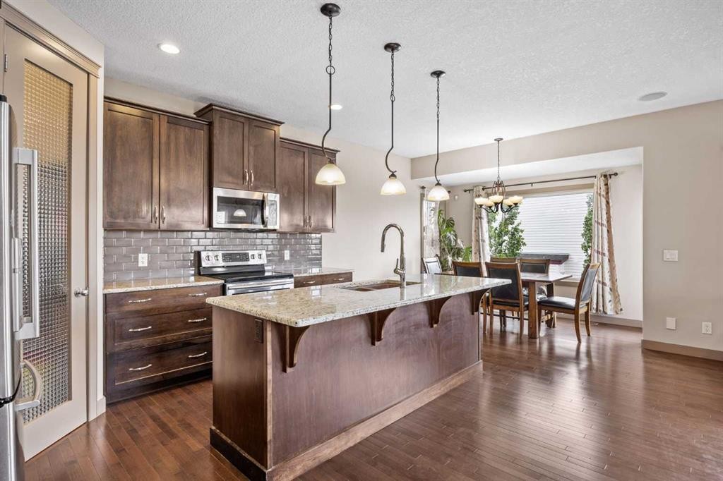 282 Pantego Terrace Nw, Calgary, AB - Indoor Photo Showing Kitchen With Upgraded Kitchen