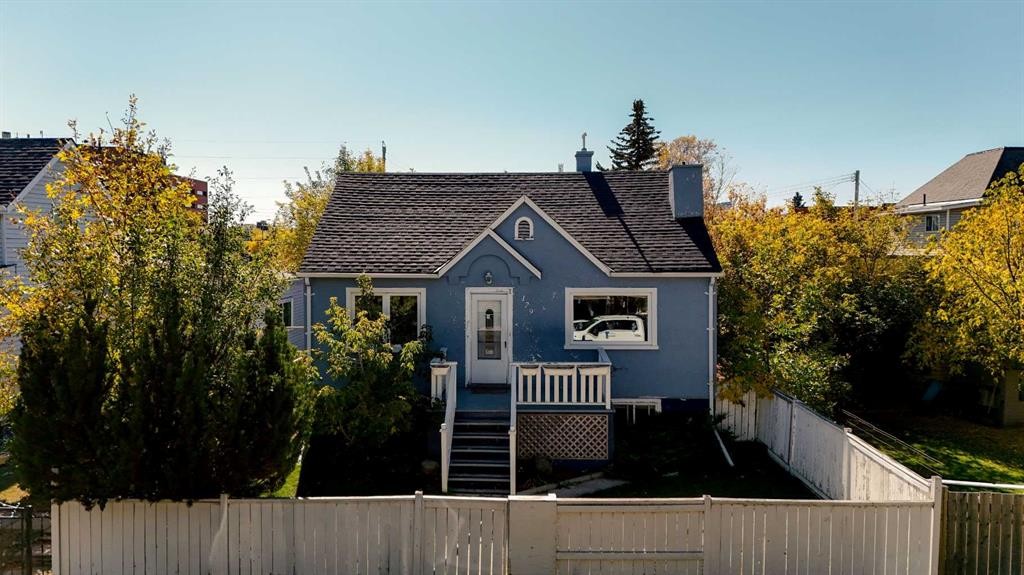 129 18 Avenue Nw, Calgary, AB - Outdoor