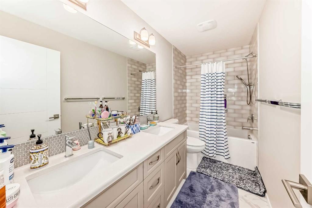 131 Carringham Road Nw, Calgary, AB - Indoor Photo Showing Bathroom