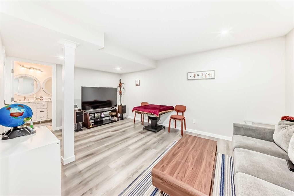 131 Carringham Road Nw, Calgary, AB - Indoor