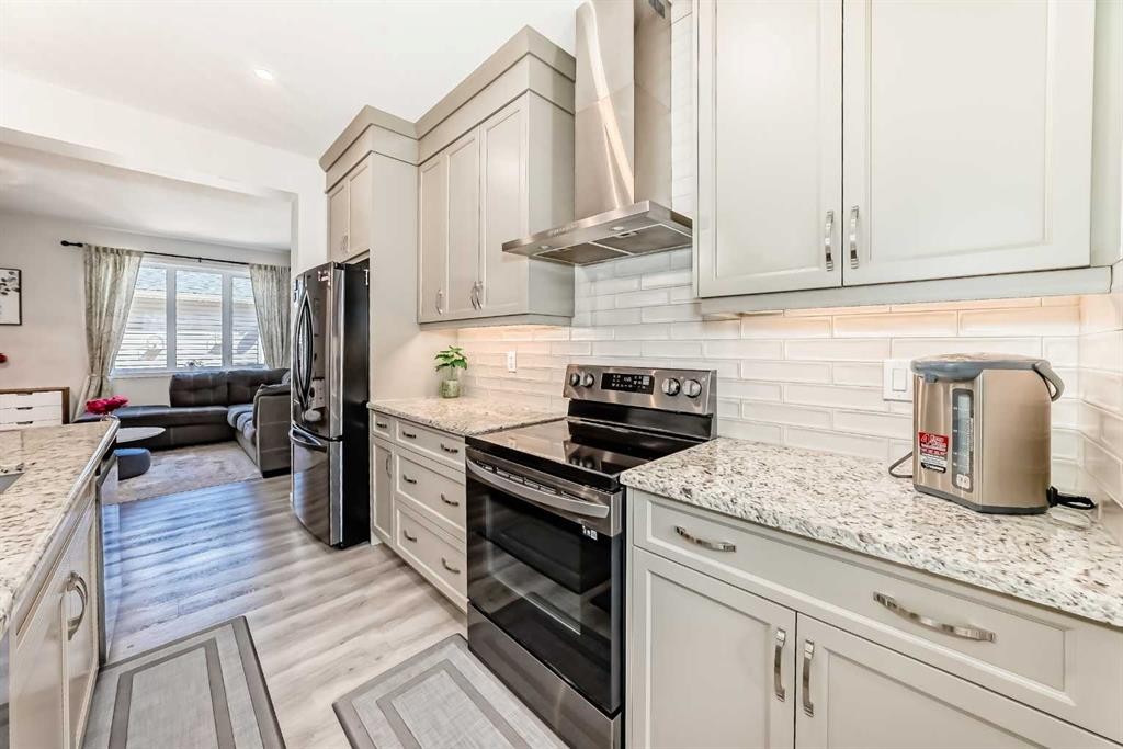 131 Carringham Road Nw, Calgary, AB - Indoor Photo Showing Kitchen With Upgraded Kitchen