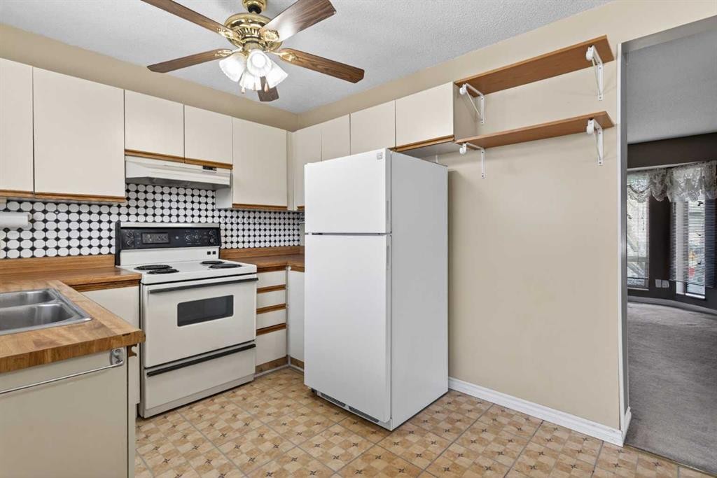 147 Martindale Drive Ne, Calgary, AB - Indoor Photo Showing Kitchen With Double Sink