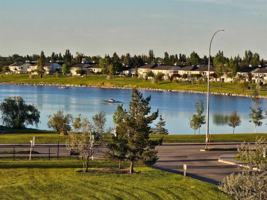 301-1005B Westmount Drive, Strathmore, AB
