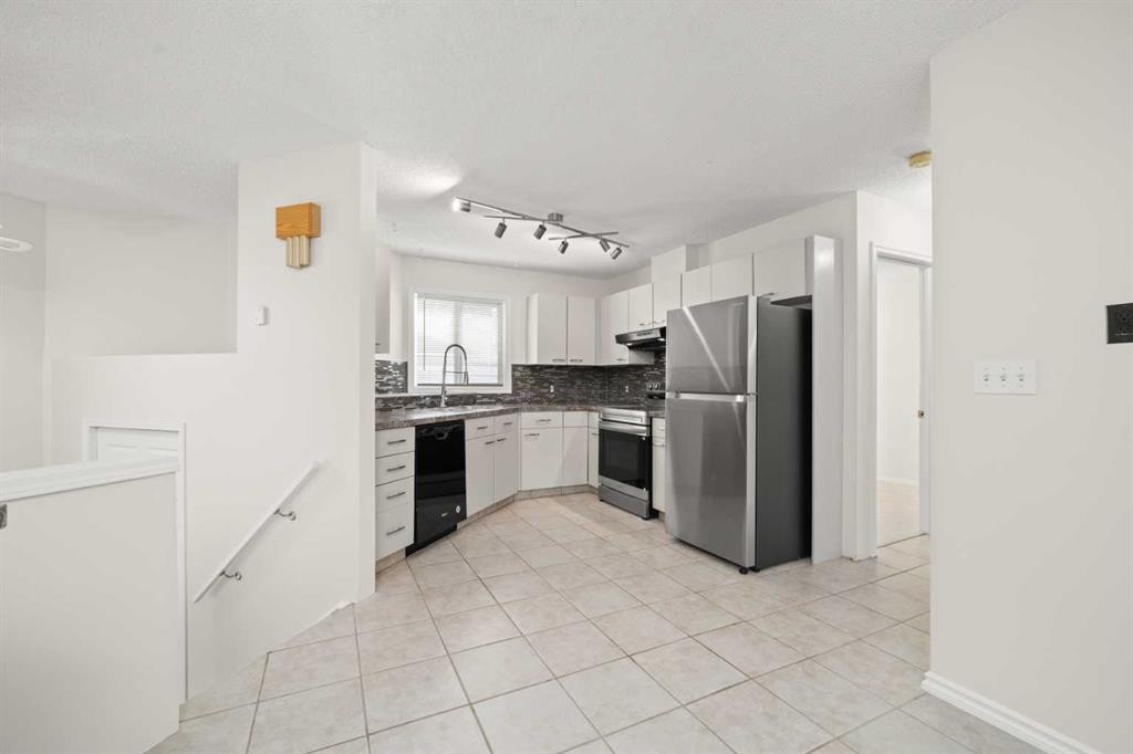 107 Tararidge Close Ne, Calgary, AB - Indoor Photo Showing Kitchen