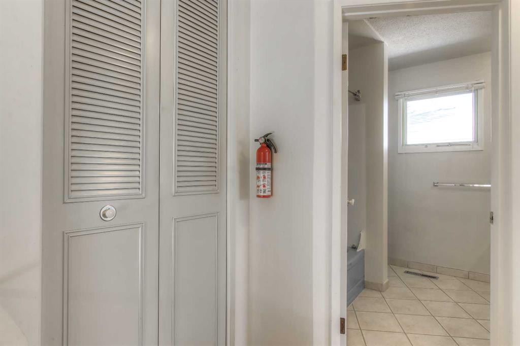 4512 Varsity Drive Nw, Calgary, AB