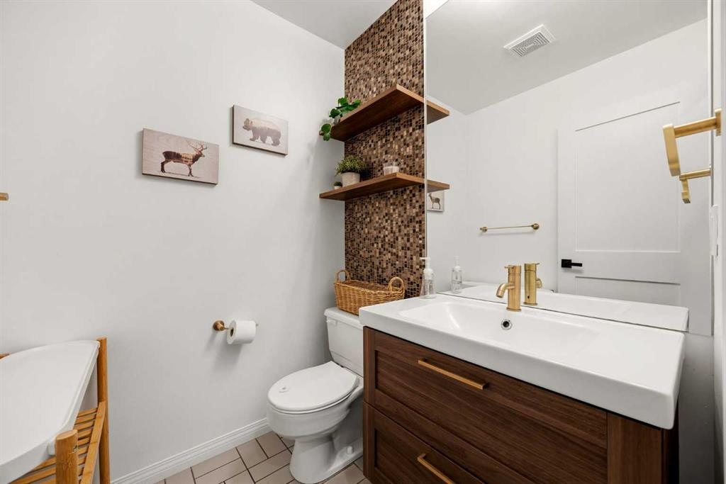 1-1061 Evergreen Circle, Canmore, AB - Indoor Photo Showing Bathroom